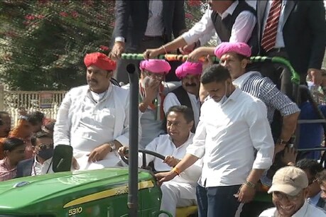 मध्य प्रदेश के पूर्व मुख्यमंत्री कमलनाथ ट्रैक्टर लेकर किसानों के बीच पहुंचे और किसानों का समर्थन किया.