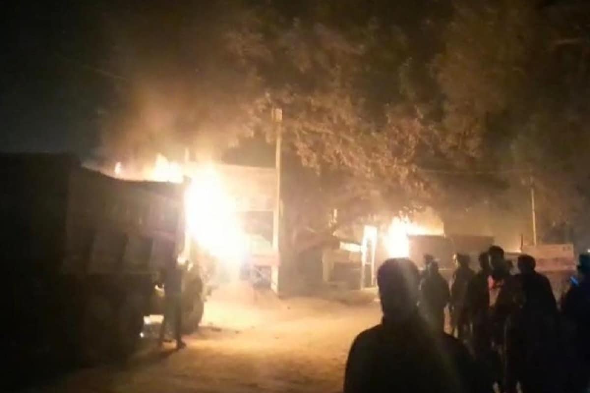 कानपुर: एक्सीडेंट में महिला की मौत के बाद भड़के ग्रामीणों नें फंके 3 डंपर, पुलिस चौकी में भी आगजनी