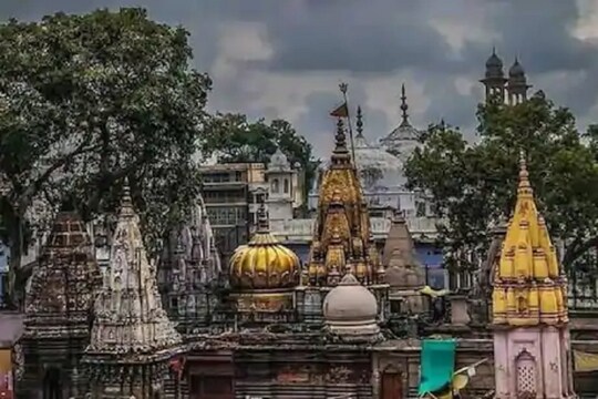 वाराणसी. रंगभरी एकादशी. काशी में वो दिन, जब बाबा विश्वनाथ गौरा मां को गौने की बारात के साथ विदा कराकर मायके से ससुराल लाते हैं और पूरी काशी इस खुशी में होली खेलते हुए रंगोत्सव का आगाज करती है. जिस तरीके से घरों में परंपरा होती है कि गौने के बाद बहु जब पहली बार ससुराल आती है तो वो अपने हाथों से कोई खास भोजन बनाकर ससुराल में सबको खिलाती है. और उस दिन के बाद से रसोई में हर दिन व्यंजन पकाकर वो जीवनभर अपने ससुरालीजनों का पेट भरती है.