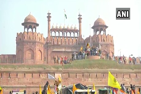 किसान आंदोलनकारियों के लाल किला में घुसने को लेकर सवाल उठाए जा रहे हैं .
