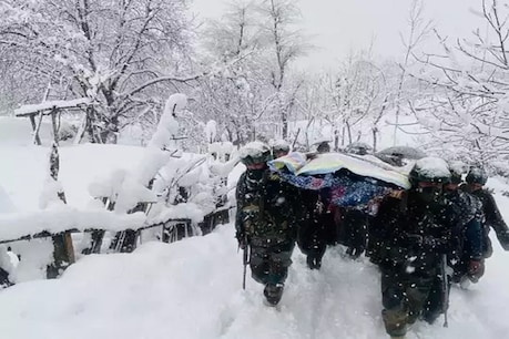 सैनिकों ने महिला को कंधे पर घर पर पहुंचाया है. (फोटो साभारः ANI)