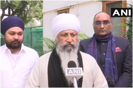 गुरुवार को किसान संगठन और सरकार की बीच नानकसर सम्प्रदाय के जुड़े बाबा लक्खा सिंह ने मध्यस्थता की पेशकश करते हुए बातचीत की. (फोटो- ANI)