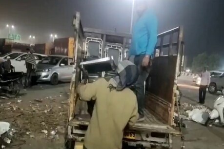 प्रशासन के कहने पर किसानों ने सामान समेट लिया है