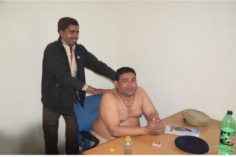 मसाज करवाता पुलिसकर्मी
