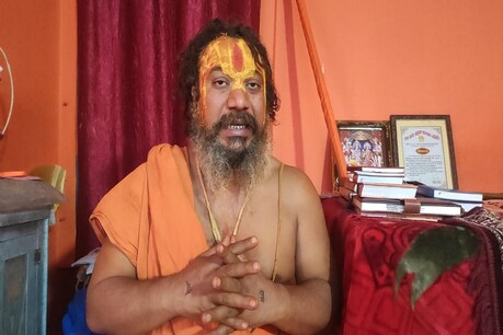 अयोध्या के संतों ने लाल किले में उपद्रव करने वालों के खिलाफ कठोर कार्रवाई करने की मांग की है.