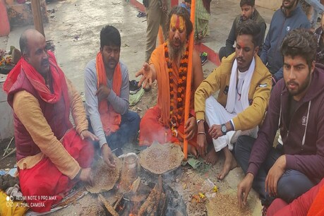 अयोध्या में तपस्वी छावनी के महंत और साधु-संतों ने कृषि कानूनों के समर्थन में हवन किया.