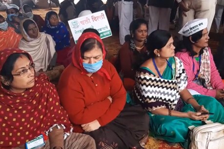 पलवल में चल रहे किसानों के धरने में महाराष्ट्र से लगभग 250 किसानों का जत्था आया है, जिसमें महिलाएं भी शामिल हैं.