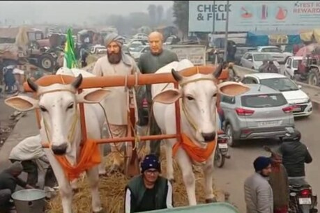 मोगा ट्राली पर ये दो बैलों, किसान और स्वानीनाथन की प्रतिमा लेकर आए हैं किसान.