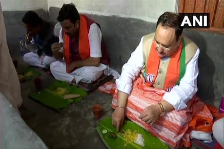 जेपी नड्डा ने बंगाल के भाजपा अध्यक्ष दिलीप घोष के साथ पूर्व बर्द्धमान जिले के जगदानंदपुर में एक किसान के घर भोजन किया. (फोटो साभारः ANI)