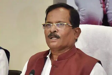 नई दिल्ली स्थित एम्स और जीएमसीएच का संयुक्त दल नाइक इलाज कर रहा है.