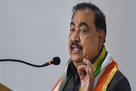 राज्य के पूर्व मंत्री खडसे दक्षिण मुंबई में बलार्ड एस्टेट स्थित केंद्रीय एजेंसी के कार्यालय में पहुंचे. (फोटो साभार: PTI)