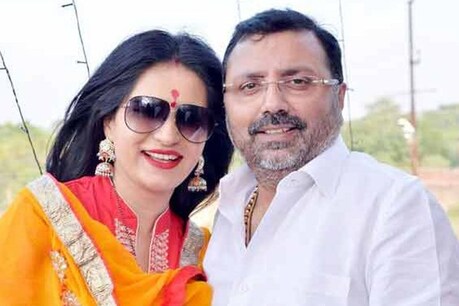 बीजेपी सांसद निशिकांत दुबे और उनकी पत्नी अनामिका गौतम (फाइल फोटो)