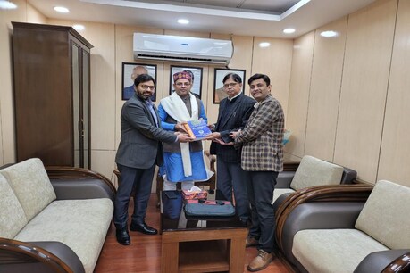 जामिया की टीचर्स एसोसिएशन का एक प्रतिनिधि मंडल आयोग के वाइस चेयरमैन आतिफ रशीद से मिला.