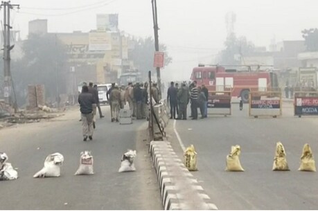 बम जांच दास्ते के साथ पुलिस अभी बम की जांच में जुटी हुई है. सड़क को दोनों ओर से बंद कर दिया गया है.