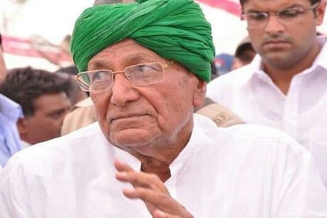 हरियाणा के पूर्व मुख्यमंत्री ओम प्रकाश चौटाला ने रिहाई के लिए दिल्ली हाईकोर्ट का दरवाजा खटखटाया है. (File Pic)