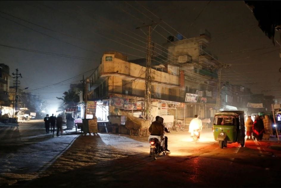 pakistan blackout, power outage in pakistan, historic power failure, power cut schedule, पाकिस्तान ब्लैक आउट, पाकिस्तान में बिजली ठप, ऐतिहासिक पावर फेलियर, पावर कट शेड्यूल