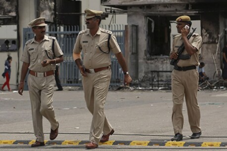 सोनीपत में बवाल होने पर पहुंची पुलिस पर भीड़ ने हमला कर दिया, जिसमें 6 पुलिसकर्मी घायल हुए हैं.