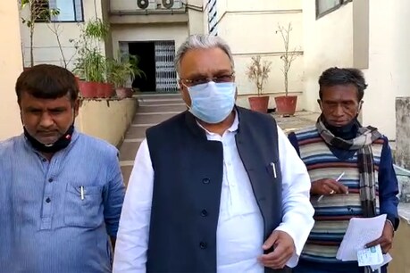 राजद सांसद प्रेमचंद गुप्ता (Premchand Gupta) ने कहा कि कई देशों में प्रधानों ने वैक्सीन (Corona Vaccine) लगाकर अपनी जनता को विश्वास में लिया. पीएम मोदी (PM Modi) को भी ऐसा ही करना चाहिए.