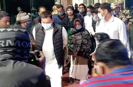 लालू यादव से मुलाकात के लिए रांची पहुंची राबड़ी देवी मीडिया के सवालों पर मौन रहीं.