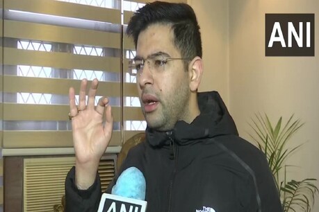आखिर उनके साथ इस तरह का व्यवहार क्यों किया जा रहा है.