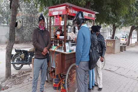 कोरोना में लाखों की जॉब जाने पर मोमोज का काउंटर लगाने वाले राहुल दिनोदिया.