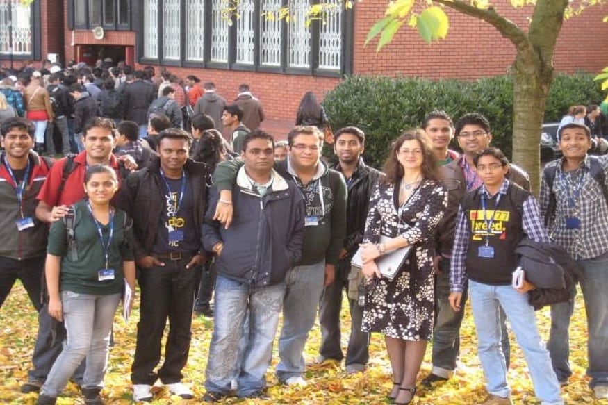 कोरोना में लाखों की नौकरी छूटने के बाद मोमोज का ठेला लगा रहे राहुल ने लंदन से होटल मैनेजमेंट में पढ़ाई की है.