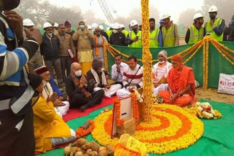 देव शिल्पी विश्वकर्मा की पूजा कर मलबा हटाने का काम शुरू करवा दिया था.