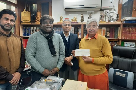श्री राम के भव्य मंदिर निर्माण के लिए दान राशि का चैक प्रदान करते हुए.