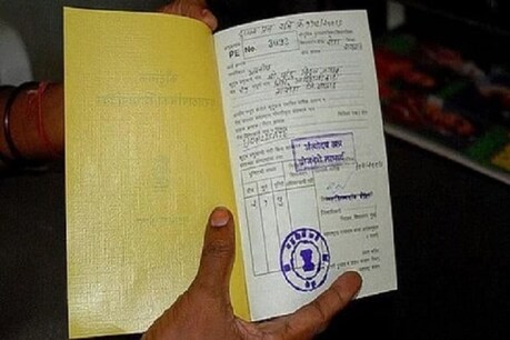 झारखंड में 2.6 लाख राशन कार्ड आधार कार्ड के नंबरों में हेरफेर करके बनाए गये थे.