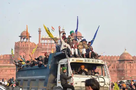 नए कृषि कानूनों का विरोध करते हुए प्रदर्शनकारी किसानों ने ट्रैक्टर परेड निकालकर लाल किले पर धावा बोल दिया था (फाइल फोटो)