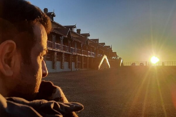 PHOTOS: नैनीताल में आवारा कुत्तों से दोस्ती के लिए मजबूर हुए मशहूर अभिनेता रोनित रॉय... यहां जानिए क्यों