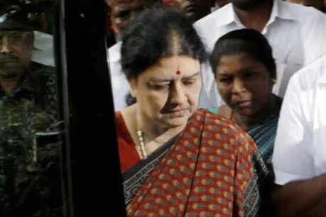 एआईएडीएमके की पूर्व नेता और जयललिता की सहयोगी रहीं शशिकला को रविवार को अस्पताल से छुट्टी मिल सकती है.