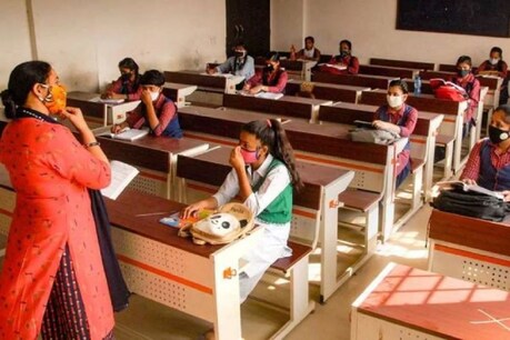 हाल ही में हरियाणा में भी अन्य राज्यों की तरह स्कूल खोले गए हैं जिनमें 10वीं से लेकर 12वीं तक की कक्षाएं लग रही हैं (फाइल फोटो)