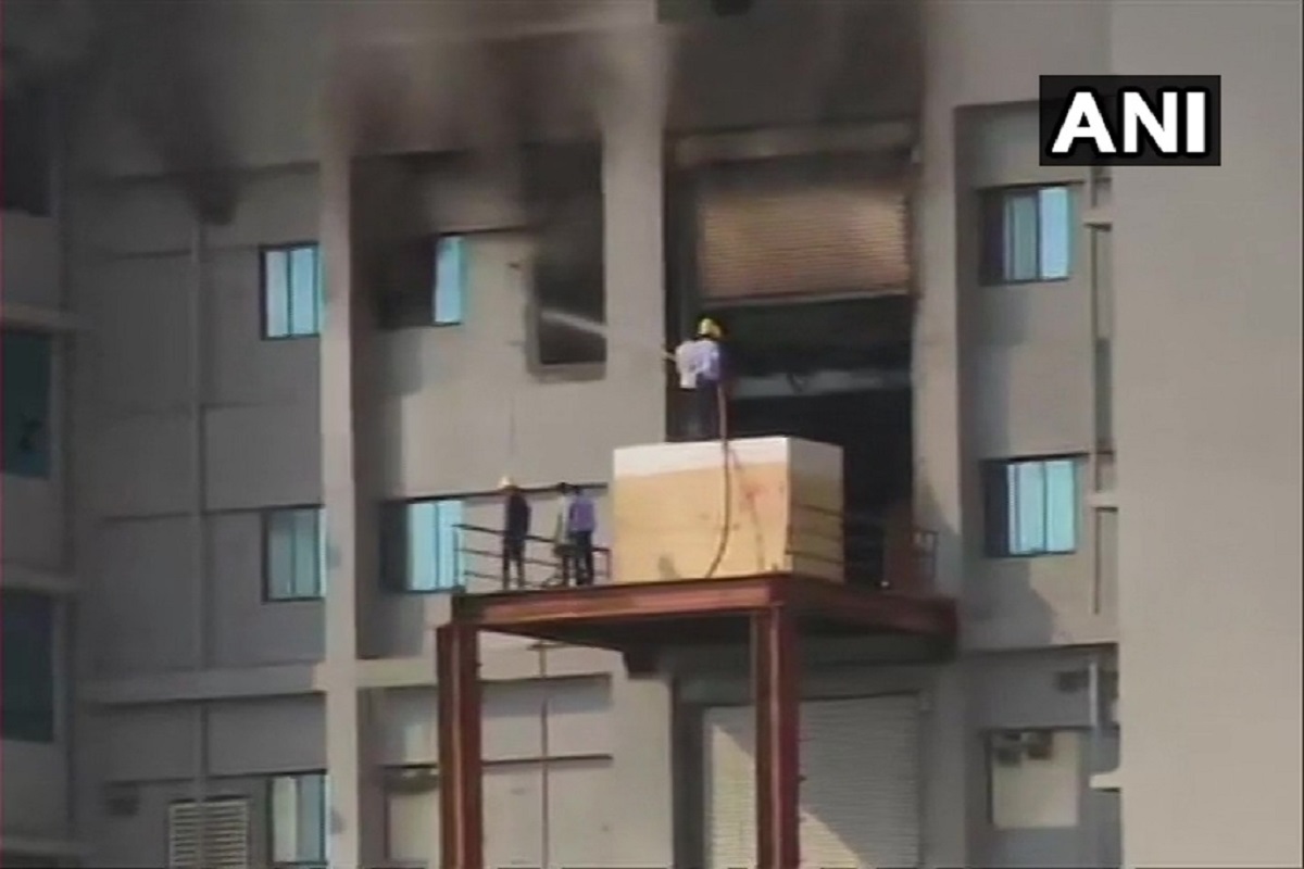 पुणे स्थित सीरम इंस्टीट्यूट ऑफ इंडिया के मंजरी परिसर की पांच मंजिला निर्माणाधीन इमारत में बृहस्पतिवार को आग लगने से पांच लोगों की मौत हो गई थी.