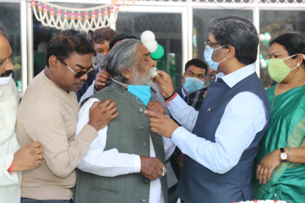 77 साल के हुए शिबू सोरेन, जन्मदिन पर काटा 32 हजार का केक, देंखे तस्वीर- JMM  President Shibu Soren celebrates 77th birthday in the presence of cm hemant  soren ranchi jhnj – News18 Hindi