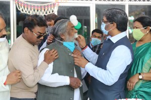 77 साल के हुए शिबू सोरेन, जन्मदिन पर काटा 32 हजार का केक, देंखे तस्वीर