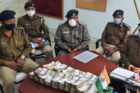 सिमडेगा पुलिस ने आरोपी कैशियर के घर से 21 लाख रुपये बरामद किये.