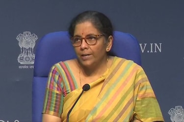  थोड़ा और खंगाला जाए तो जामदानी साड़ी भी इनके वार्डरोब में नजर आएगी. बंगाल की खासियत जामदानी असल में महीन मलमल की बनी होती है. विभाजन से पहले ये बांग्लादेश के नारायणगंज जैसे इलाकों में बनाई जाती थी.