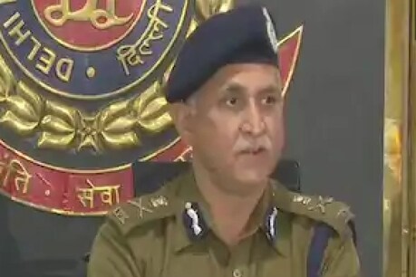 दिल्ली पुलिस आयुक्त एसएन श्रीवास्तव ने कहा कि पुलिसकर्मियों के पास बल प्रयोग का विकल्प था लेकिन उन्होंने धैर्य का परिचय दिया.( फाइल फोटो)