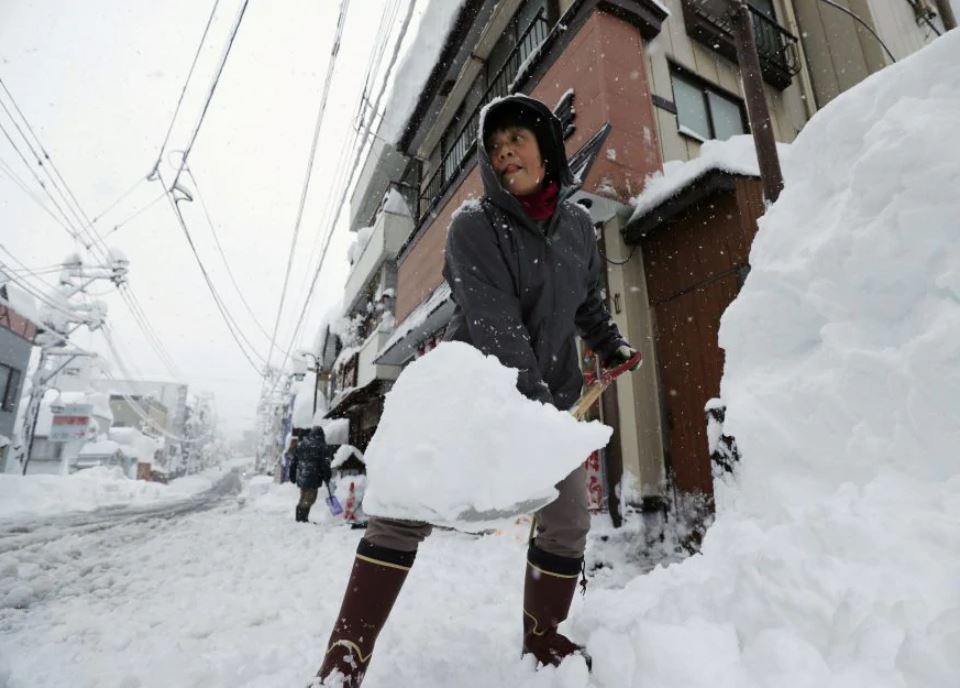japan news, weather news, weather forecast, why snow falls, जापान न्यूज़, मौसम समाचार, मौसम भविष्यवाणी, बर्फ क्यों गिरती है