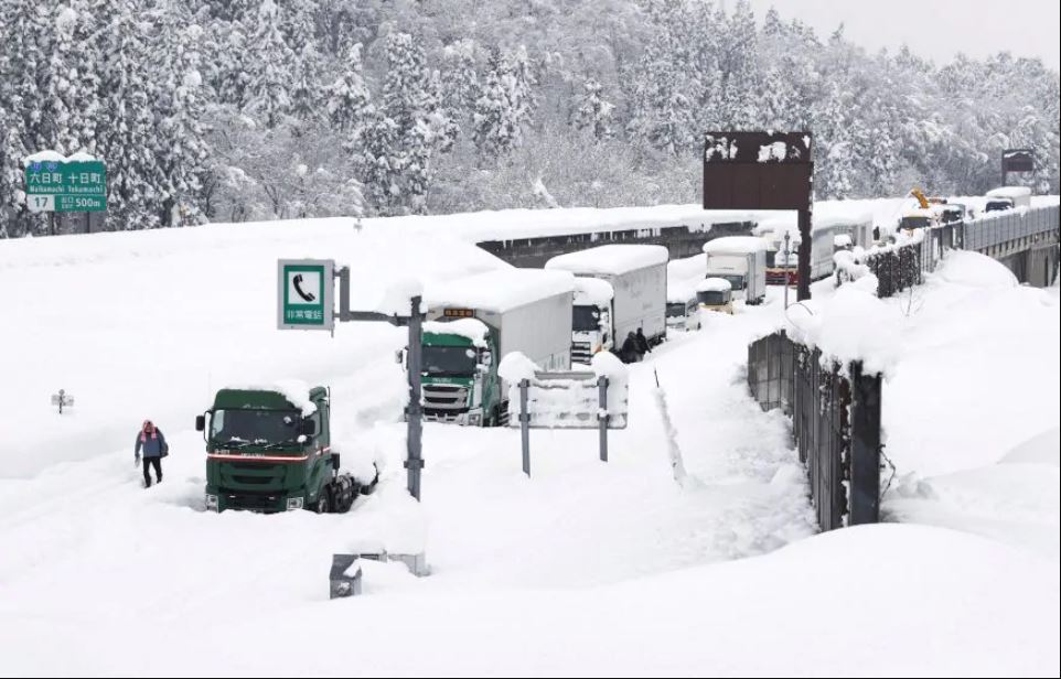 japan news, weather news, weather forecast, why snow falls, जापान न्यूज़, मौसम समाचार, मौसम भविष्यवाणी, बर्फ क्यों गिरती है