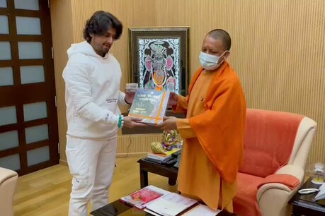 बॉलीवुड सिंगर सोनू निगम ने की मुख्यमंत्री योगी आदित्यनाथ से मुलाक़ात