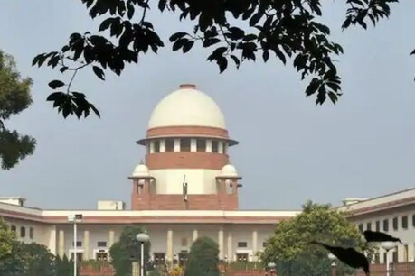 पीठ ने पाया कि महामारी के चलते असाधारण परिस्थिति थी और अधिकारियों को कठोर रुख नहीं अपनाना चाहिए. (File Photo)