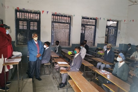 शिक्षकों ने शिक्षा विभाग के इस फैसले पर नाराजगी जताई है.