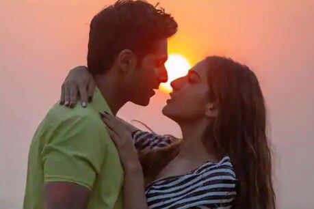 डेविड (David Dhawan) ने कहा कि अगर स्क्रिप्ट में किसिंग सीन (Kissing Scene) की मांग है तो वो होना चाहिए. इसमें कुछ भी गलत नहीं है. डेविड ने कहा कि इन दिनों फिल्मों में किसिंग सीन सबसे आम बात है.