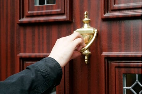 एसीबी अधिकारी बनकर घर में घुसे शातिर लुटेरे, 22 लाख लूटकर फरार (फोटो: Lolwat.com)