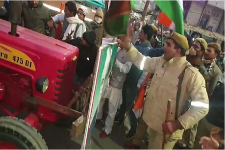 बागपत में ट्रैक्टर रैली में शामिल होने जा रहे किसानों और पुलिस के बीच धक्का- मुक्की हुई है.