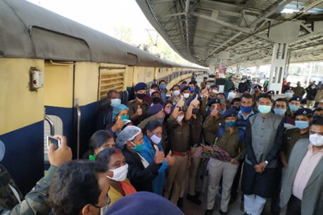 रांची सांसद संजय सेठ ने हरी झंडी दिखाकर इस ट्रेन को रांची स्टेशन से रवाना किया