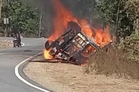रांची से सटे खूंटी जिले में हुआ दर्दनाक हादसा. आग ने इतनी तेजी से ट्रक को अपनी चपेट में लिया कि ड्राइवर को बाहर निकलने का मौका तक नहीं मिला. आग की लपटों में फंसे ड्राइवर की जलकर मौत हो गई.