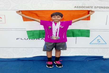 लॉक डाउन में जब स्वीमिंग पूल बंद थे पलक ने छत पर गद्दे डालकर जंपिंग और डायविंग की प्रैक्टिस की.